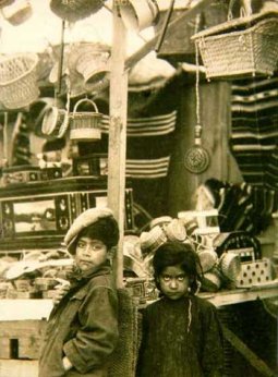 Tina Modotti, Piccolo stand con giocattoli, 1926-29 ca.