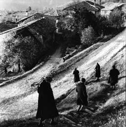 Ossiach-Rodda (valli del Natisone 1968). Ritorno dai vespri. 
Fotografia di Riccardo Toffoletti.