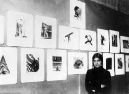 Tina Modotti accanto alle sue opere, Università di Città del Messico 1929